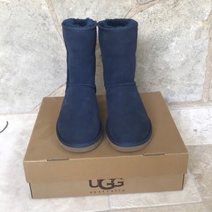 Women’s size 7 navy classic short Uggs